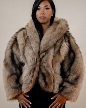 VESTE EN FOURRURE À CAPUCHE