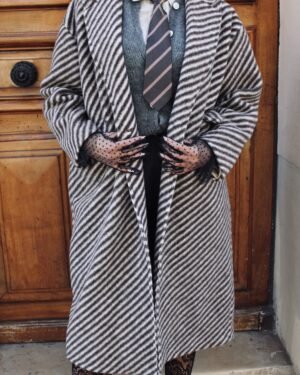 Manteau Long Rayé Gris & Chocolat – Style Élégant et Graphique