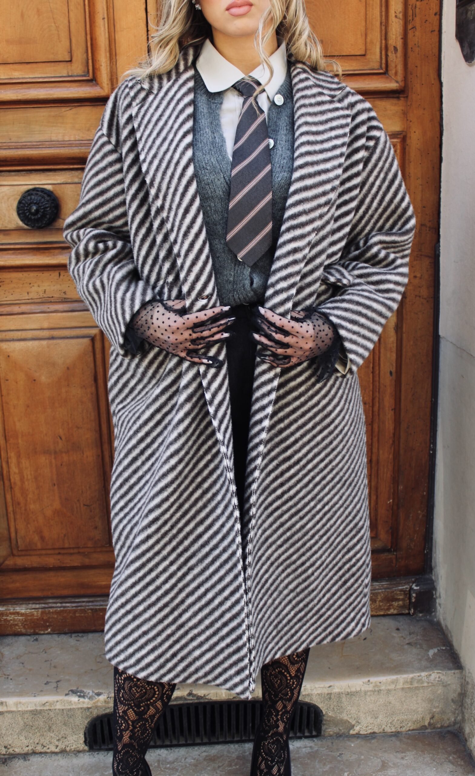 Manteau Long Rayé Gris & Chocolat – Style Élégant et Graphique