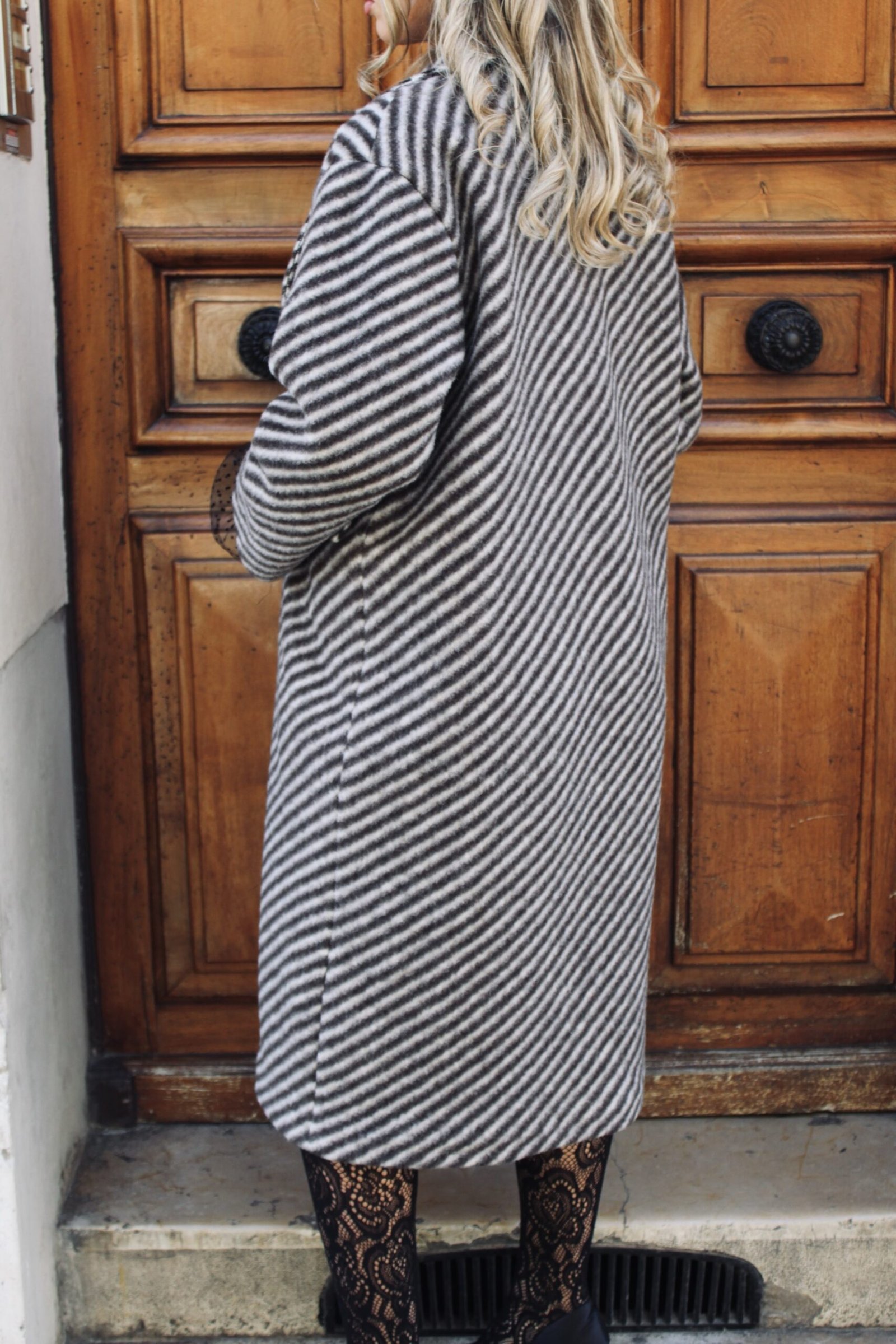 Manteau Long Rayé Gris & Chocolat – Style Élégant et Graphique – Image 3
