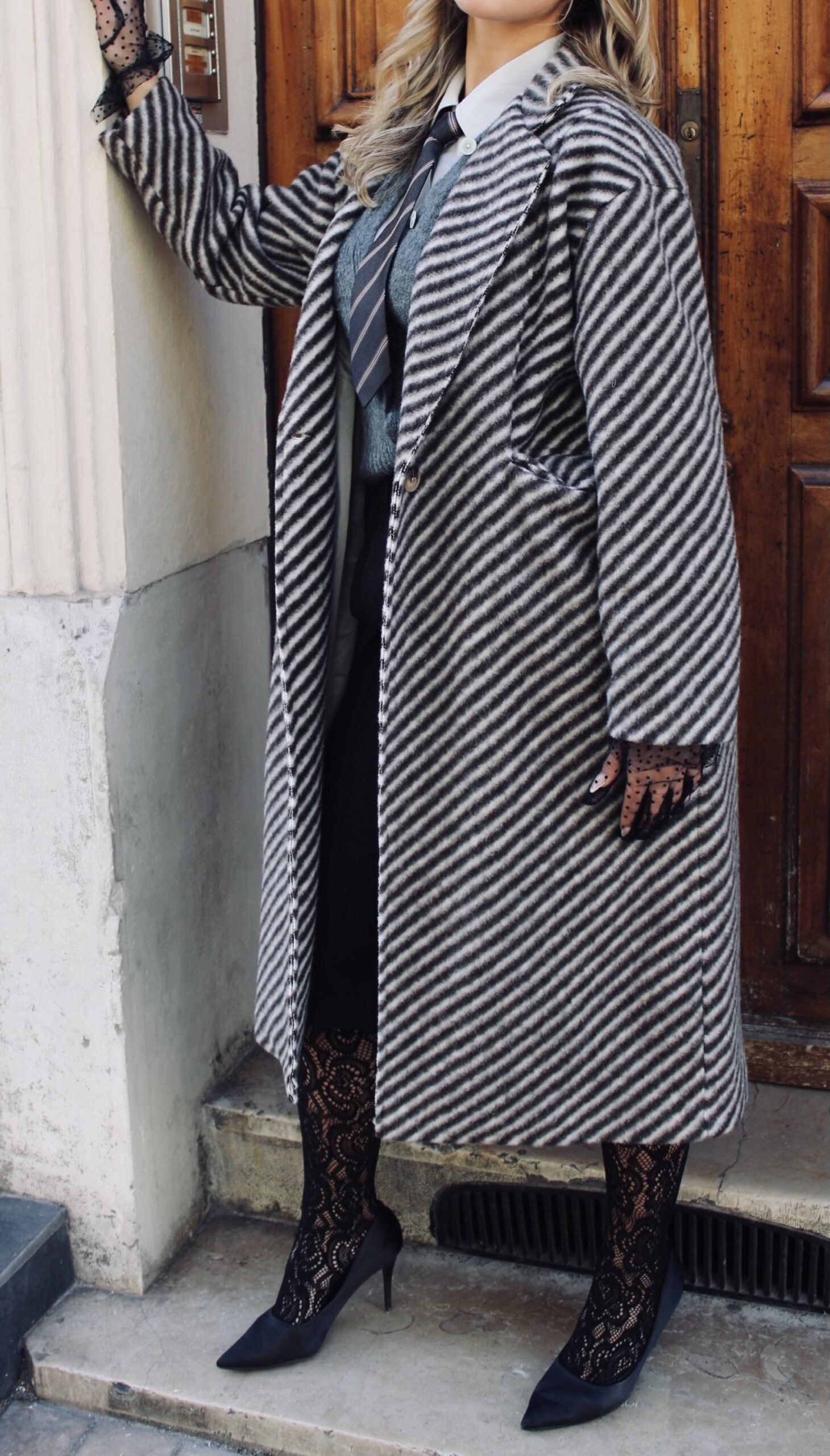 Manteau Long Rayé Gris & Chocolat – Style Élégant et Graphique – Image 2